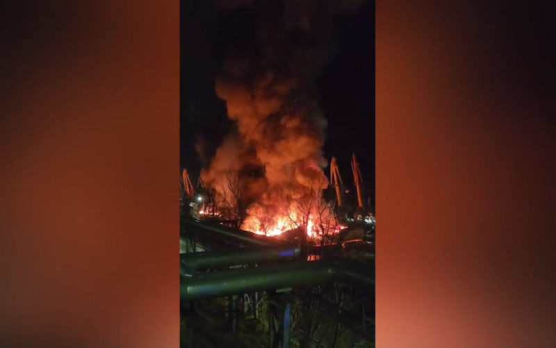B Se produjo un incendio a gran escala en un puerto marítimo ruso: vídeo