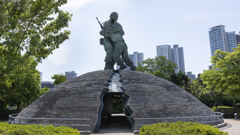 De monumentos conmemorativos de duelo a 