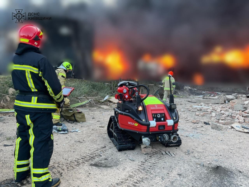 Explosiones en la región de Kiev: trajeron dos trenes de bomberos para extinguir el incendio en una instalación industrial