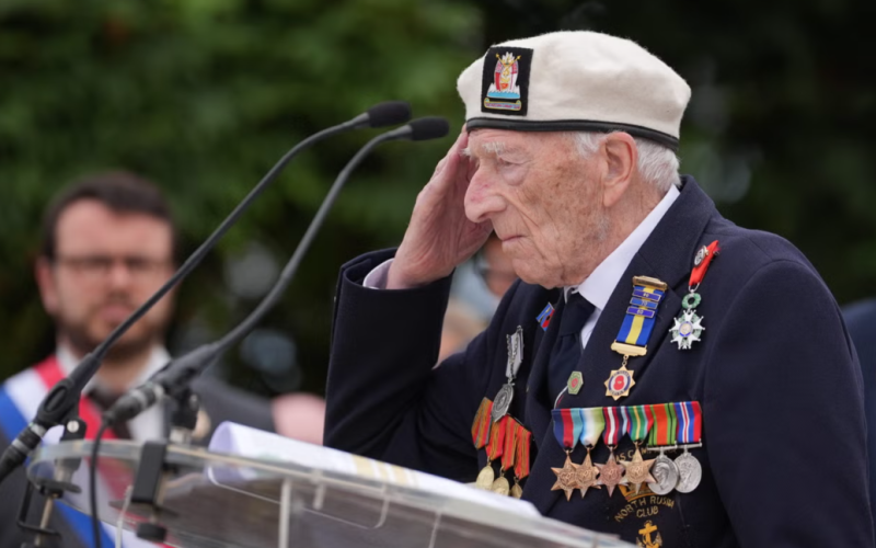 Un veterano británico de la Segunda Guerra Mundial quería devolver una medalla de Putin