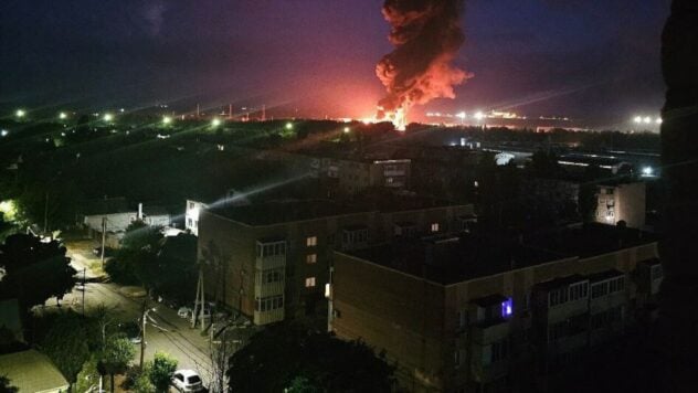 Tanques con productos derivados del petróleo arden en Azov, región de Rostov, después de un ataque con vehículos aéreos no tripulados
