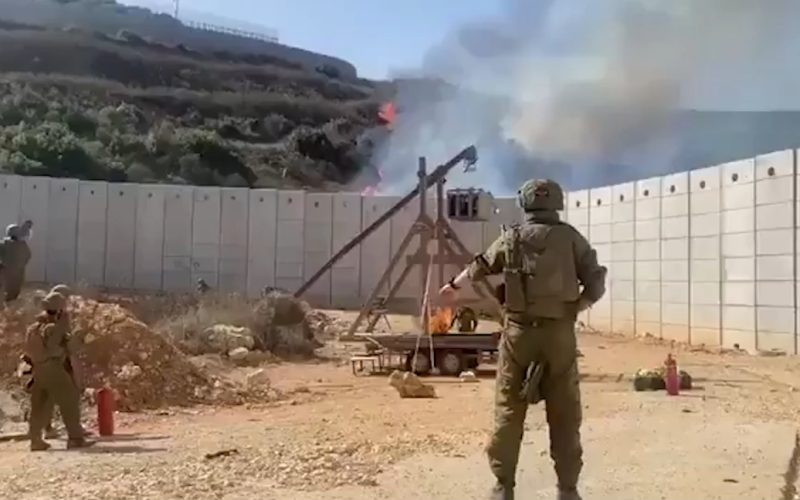 israelí El ejército utiliza armas medievales para proteger la frontera: vídeo