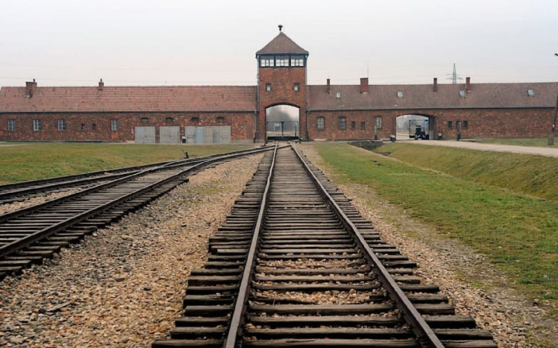 Alemán Los escolares se deshonraron en Auschwitz: ¿qué tiene que ver Hitler con eso en Auschwitz?</p>
<p>Así lo informa Bild.</p>
<p>Un grupo de estudiantes de la escuela que lleva el nombre. Einstein en la ciudad de Latzen fue llevado a Polonia para visitar el monumento conmemorativo en el lugar del campo de concentración de Auschwitz-Birkenau. Cinco escolares de 17 años organizaron una fiesta con alcohol en un hotel de Cracovia, pusieron grabaciones de los discursos de Adolf Hitler y felicitaciones nazis con las manos. Publicaron una grabación de la sesión de bebida en Snapchat, informa el periódico Hannoversche Allgemeine Zeitung.</p>
<p>El escándalo se conoció después de regresar de Polonia. Los cinco fueron suspendidos y denunciados a la policía. Se realizó una reunión educativa, donde los cinco pidieron disculpas a profesores, padres y compañeros. Los perpetradores recibieron instrucciones de preparar un extenso informe sobre la era del nacionalsocialismo.</p>
<p><strong>Recordemos:</strong> la Red se indignó por una fotografía de una mujer con el telón de fondo del campo de concentración de Auschwitz. .</p>
<h4>Temas similares:</h4>
<p> Más noticias</p>
<!-- AddThis Advanced Settings above via filter on the_content --><!-- AddThis Advanced Settings below via filter on the_content --><!-- AddThis Advanced Settings generic via filter on the_content --><!-- AddThis Related Posts below via filter on the_content --><div class=