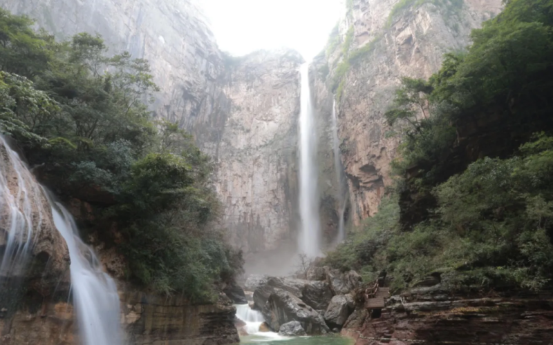 Un turista expuso una estafa con la cascada más alta de China: ¿qué pasa?