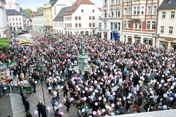  En Alemania, miles de personas se despidieron de la niña ucraniana de 9 años asesinada (foto)