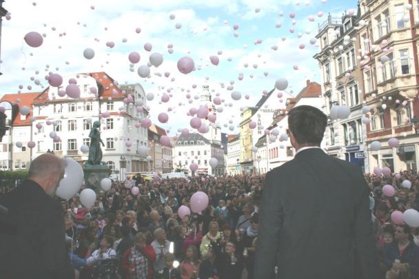  En Alemania, miles de personas se despidieron de la niña ucraniana de 9 años asesinada (foto)