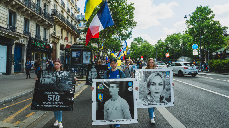 Se celebró una gran manifestación en París para honrar la memoria de los atletas ucranianos asesinados por Rusia