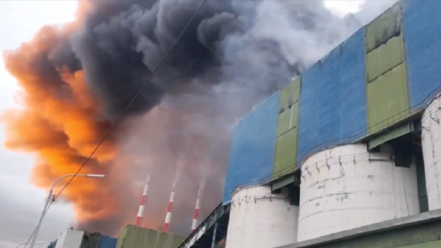 Hay un incendio en una planta química en la región de Murmansk: humo negro se eleva hacia el cielo 