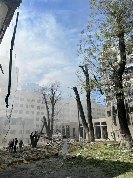 Okhmatdyt bajo fuego: los rescatistas limpian los escombros, los niños son evacuados