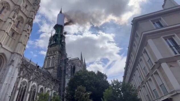 La aguja está en llamas: la catedral de Rouen arde en Francia