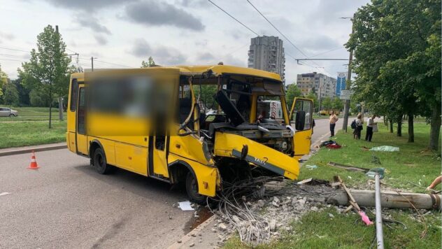 En Lviv, un minibús con personas chocó contra un poste eléctrico: hay víctimas