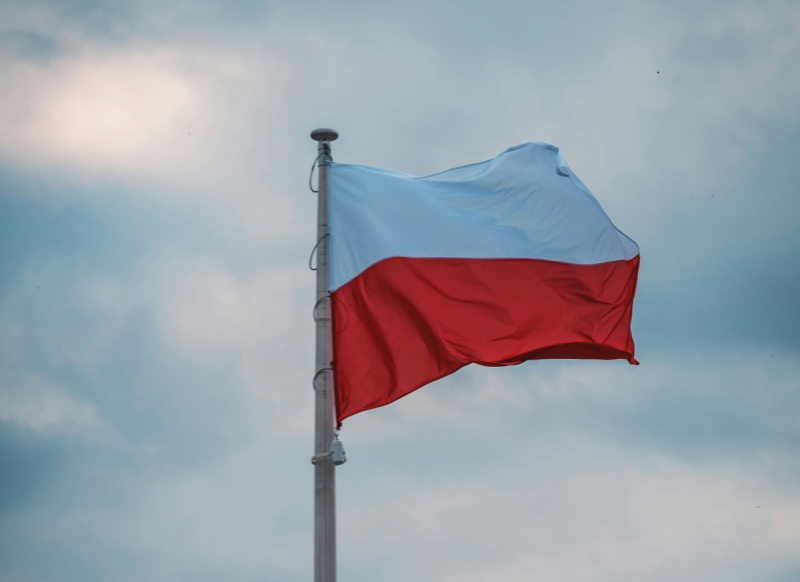 En Polonia investigan la posible divulgación de información clasificada por parte del ex Ministro de Defensa