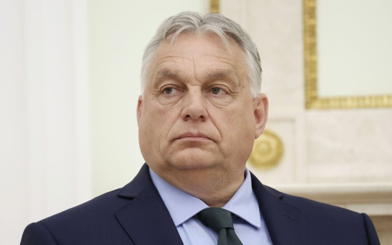 Qué Lo que realmente se esconde detrás de las “iniciativas de paz” de Orbán: explicó el diplomático” /></p>
<p><strong>Putin aprovechó la oportunidad de que Hungría ocupe la presidencia de la UE.</strong></p>
<p> Las llamadas iniciativas “pacíficas” del primer ministro húngaro, Viktor Orban, no son más que “acciones separadas”.</p>
<p>Esta opinión fue expresada por el diplomático ucraniano Konstantin Eliseev.</p>
<p>“< strong>Iniciativa Orban</strong >: un desafío a la posición consolidada de la UE y la OTAN para apoyar a Ucrania y aislar al agresor. Esta es otra razón para activar la aplicación del artículo 7 del Tratado de Lisboa para castigar a Budapest y evitarlo. acciones separadas en el futuro”, dice su mensaje >En su opinión, el plan de Orban “es el resultado de deficiencias de la parte ucraniana, porque la falta de un diálogo genuino entre Kiev y Budapest se ha prolongado durante demasiado tiempo y claramente no ha habido suficientes contactos de emergencia últimamente”.</p>
<p> < p>“A pesar de seis meses de contactos intensificados y preparativos para una posible reunión con Orban, Zelensky no ha encontrado argumentos eficaces y convincentes para, si no convencer, al menos hacer que la parte húngara dude de sus enfoques y su confianza en Moscú”, señaló. /p> </p>
<p>Eliseev cree que “en el enfrentamiento diplomático entre Ucrania y Hungría el marcador sigue siendo 0:2”, ya que, según el diplomático, Kiev fue sometida a 11 “condiciones extremadamente peligrosas por parte de Hungría en los asuntos de las minorías nacionales”. ” y no aseguró un escenario negativo para el desarrollo de los acontecimientos en los contactos entre Budapest y Moscú.</p>
<p>“Putin aprovechó la oportunidad para presentar a Occidente, representado por el país que preside la UE, su propio plan por la capitulación de Ucrania y el fin de la guerra, pero Orban evitó cualquier mención pública de la “fórmula de paz” ucraniana al líder ruso, condenando la guerra agresiva”, enfatizó el diplomático.</p>
<p>Añadió que el “mantenimiento de la paz” de Orban; Las visitas” a Kiev y Moscú son sólo el comienzo de la campaña diplomática de Orban, “para la cual ni el papel de la presidencia del Consejo de la UE ni la firma del Comunicado de la Cumbre de Paz”.</p>
<p>Recordemos que ISW estadounidense ​​Los analistas creen que Orban está intentando perturbar el apoyo a Ucrania con llamamientos a negociaciones de paz.</p>
<h4>Temas relacionados:</h4>
<p>Más noticias</p>
<!-- AddThis Advanced Settings above via filter on the_content --><!-- AddThis Advanced Settings below via filter on the_content --><!-- AddThis Advanced Settings generic via filter on the_content --><!-- AddThis Related Posts below via filter on the_content --><div class=