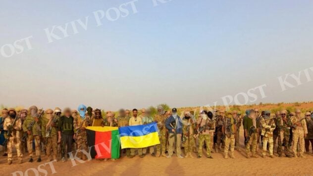 Los tuaregs en África tras la derrota de los wagneristas fueron fotografiados con la bandera de Ucrania