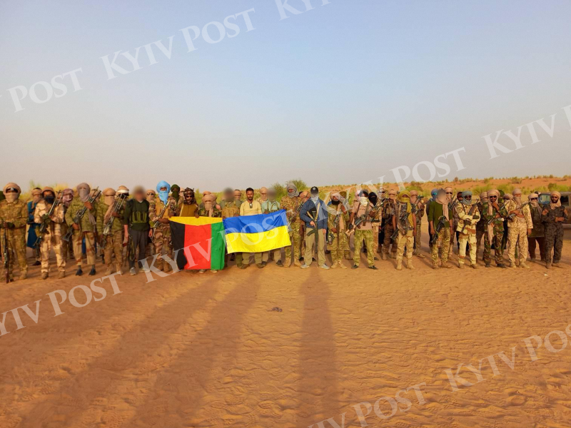 Los tuaregs en África tras la derrota del Los wagnerianos se fotografiaron con la bandera de Ucrania
