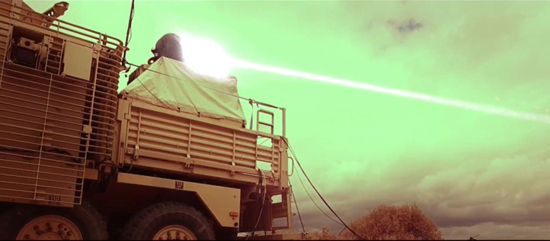 Gran Bretaña probó armas láser contra vehículos aéreos no tripulados por primera vez vez en la historia montada en un vehículo blindado