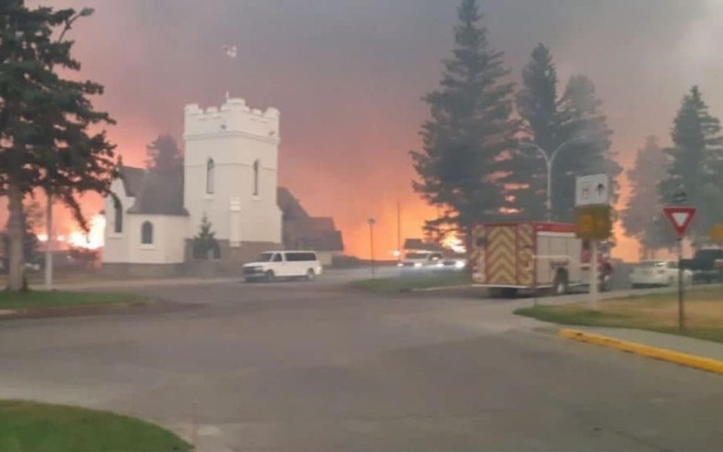 Un enorme incendio forestal ha destruido parte de una ciudad turística en el oeste de Canadá: foto