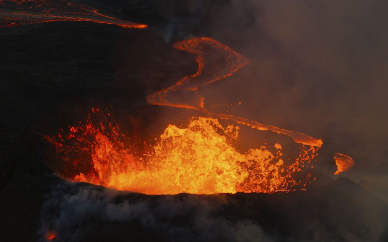 En Italia, el volcán Etna ha vuelto a despertar: una fuente de lava brota del cráter