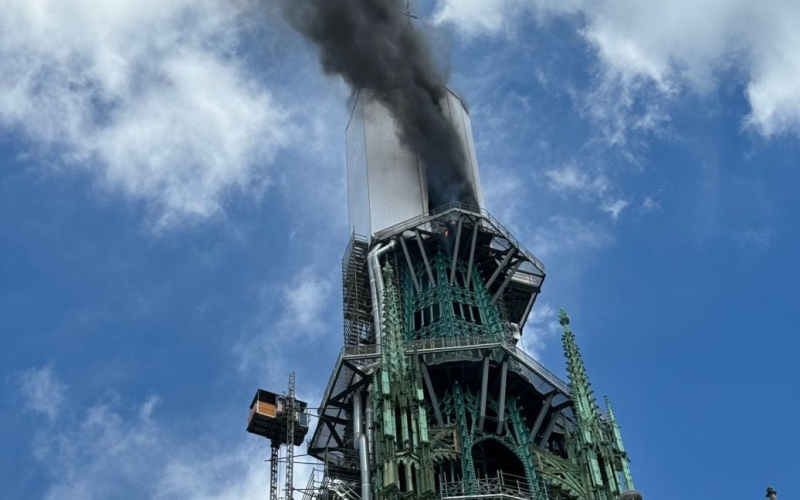 Está ardiendo en Famoso hito arquitectónico de Francia: catedral de Rouen