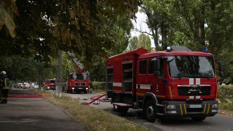 En el distrito Solomensky de Kiev, se produjo un incendio en el tejado de una casa durante más de una hora: lo que se sabe