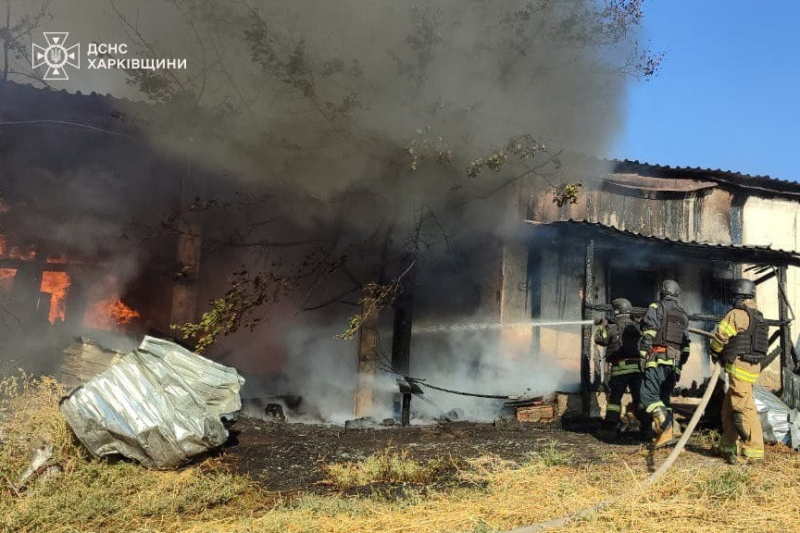 Incendios y heridos: la Federación Rusa bombardeó una granja en el Región de Jarkov con municiones en racimo