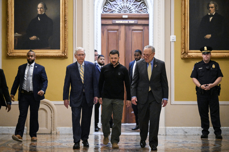 En la reunión con Zelensky: los senadores McConnell y Schumer llevaban corbatas azules y amarillas