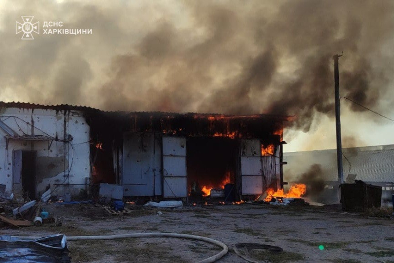 Incendios y heridos: la Federación Rusa bombardeó una granja en la región de Jarkov con municiones de racimo