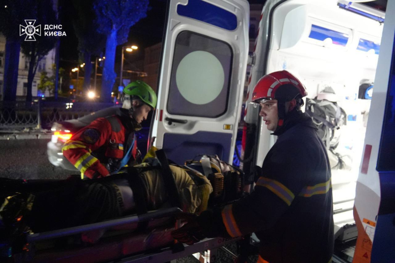 En Kiev, un hombre que fue atropellado por un tren del metro fue rescatado: le amputaron la pierna 