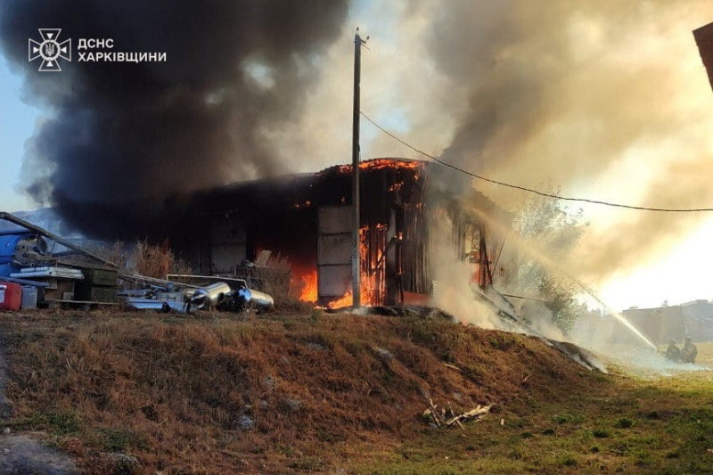 Incendios y heridos: la Federación Rusa bombardeó una granja en la región de Jarkov con municiones de racimo