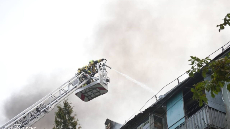 En En el distrito Solomensky de Kiev, un incendio arrasó el tejado de una casa durante más de una hora: lo que se sabe