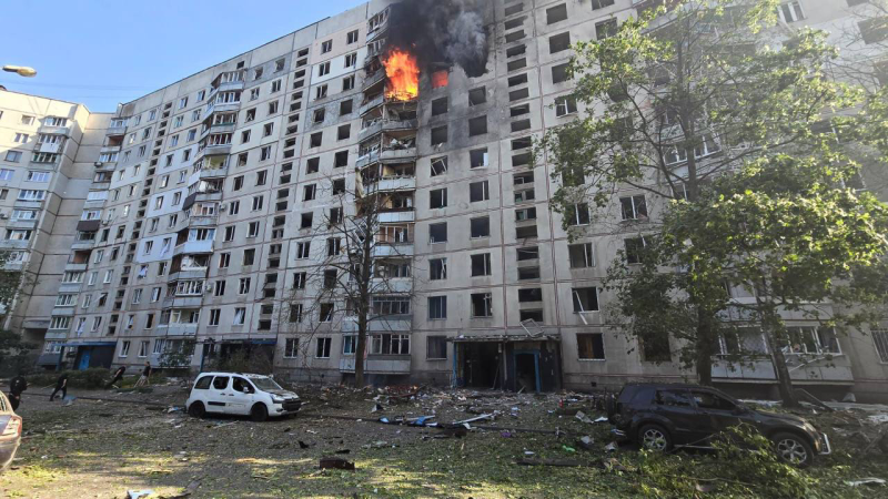 Explosiones en Jarkov: la Federación Rusa golpeó un rascacielos edificio con KAB, hay una persona muerta 