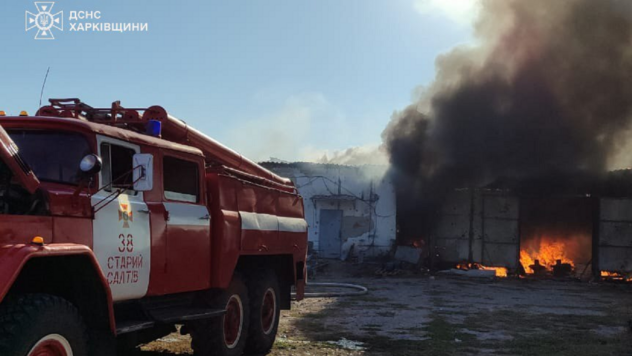 Incendios y heridos: la Federación Rusa bombardeó con municiones de racimo una granja en la región de Jarkov