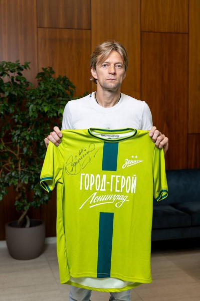  El traidor Anatoly Tymoshchuk donó una camiseta para una subasta militar rusa