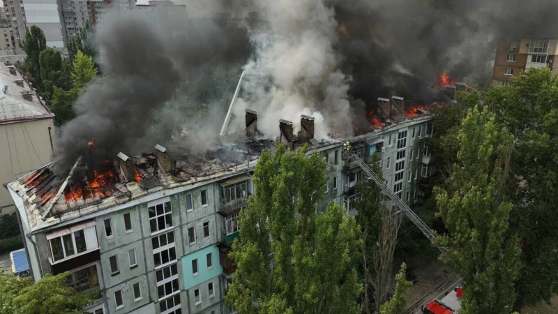 En el distrito Solomensky de Kiev, un incendio arrasó el techo de una casa durante más de una hora: lo que se sabe