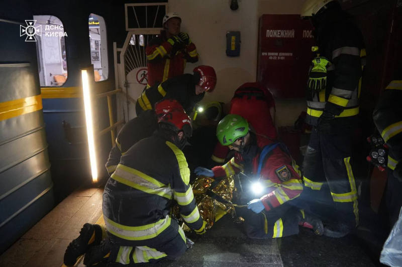 Un hombre atropellado por un tren del metro fue rescatado en Kiev: su pierna fue amputado