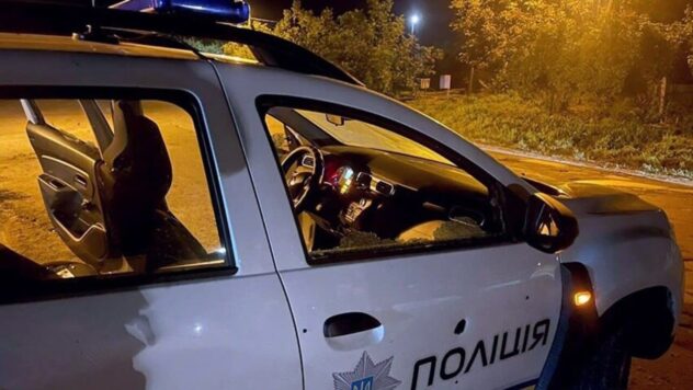 En la región de Khmelnitsky, un hombre disparó contra dos coches de policía: hay heridos