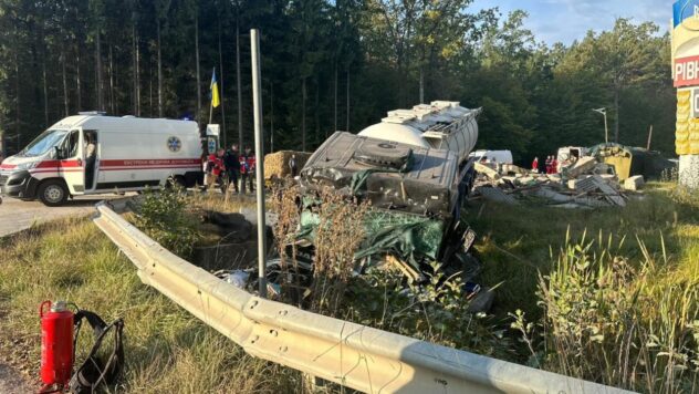 Un policía murió: en la región de Rivne, un camión cisterna de gas chocó contra un puesto de control