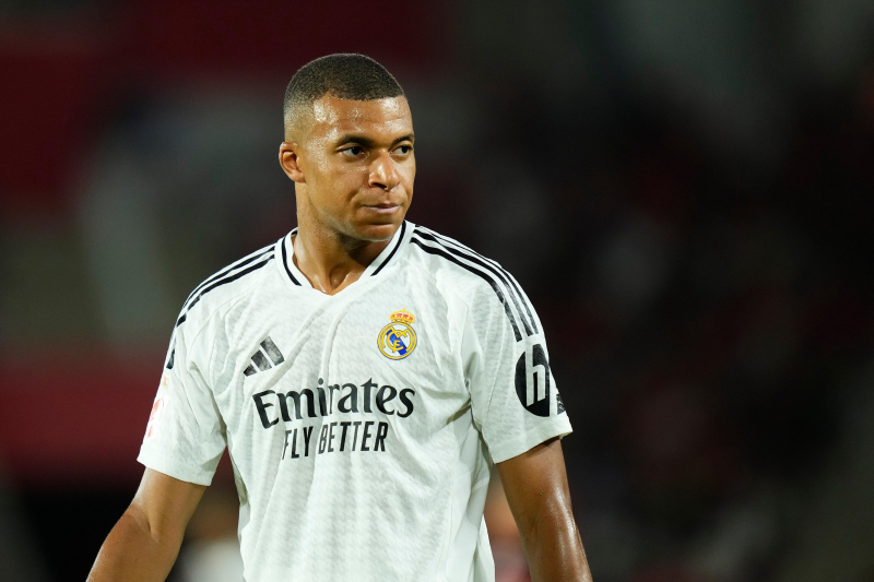 Mbappé hizo feliz al chico que salió corriendo hacia él durante el partido: cálido vídeo del partido del Real Madrid