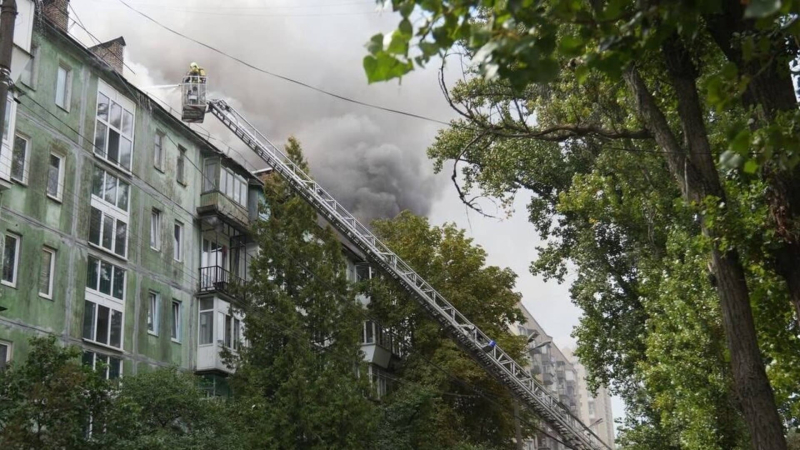 En el distrito Solomensky de Kiev, un incendio arrasó en el techo de una casa durante más de una hora: lo que se sabe