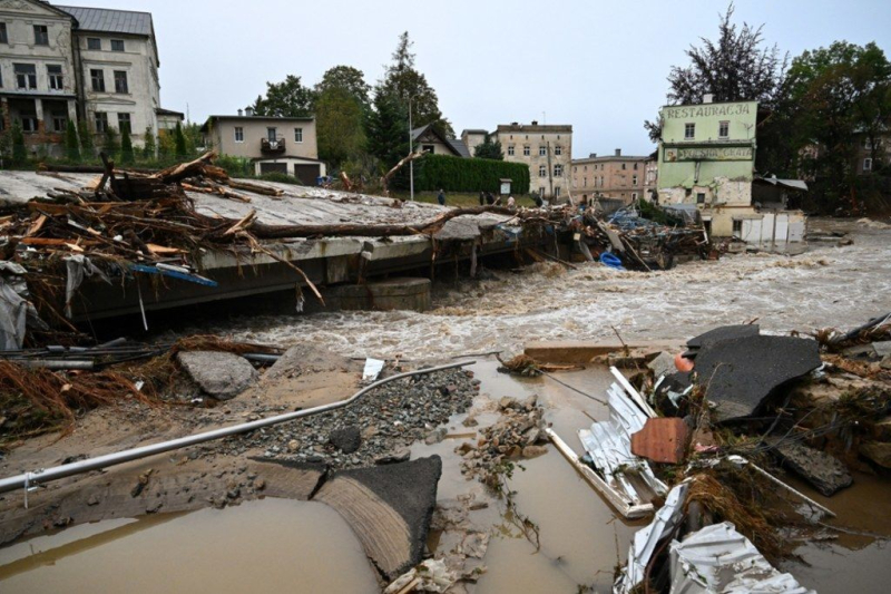 Una famosa ciudad polaca quedó bajo el agua: aparecieron terribles imágenes de las consecuencias de una inundación a gran escala (foto)