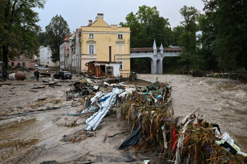 Una famosa ciudad polaca quedó bajo el agua: aparecieron imágenes terribles de las consecuencias de una inundación a gran escala (foto)