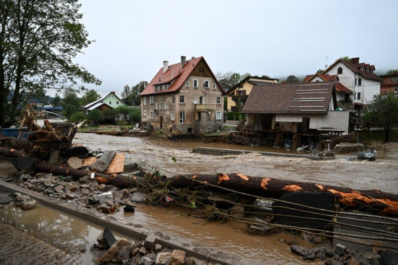 Una famosa ciudad polaca quedó bajo el agua: aparecieron imágenes terribles de las consecuencias de una inundación a gran escala (foto)