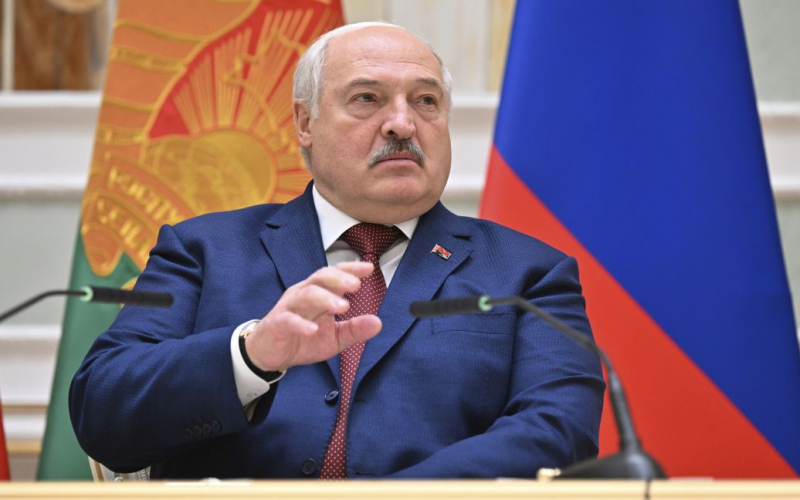 &quot “No hagas esto”: Lukashenko amenazó a los “rivales” con la Tercera Guerra Mundial </p>
<p><strong>Lukashenko, al igual que Putin, recurrió a las amenazas.</strong></p>
<p>< strong >El autoproclamado presidente de Bielorrusia, Alexander Lukashenko,</strong>amenazó a sus “oponentes” en caso de un ataque a su país.</p>
<p>Belta escribe sobre esto.</p>
<p>Lukashenko dijo que “un ataque a Bielorrusia es la tercera guerra mundial.”</p>
<p><em>“Quiero advertir a nuestros oponentes, a nuestros rivales. Y a aquellos que aún no lo entienden. No hay necesidad de hacer esto. El ataque a Bielorrusia es una tercera guerra mundial”, enfatizó el dictador bielorruso.</p>
<p>Mientras tanto, el opositor bielorruso afirmó que debido a la orden del autoproclamado Presidente de Bielorrusia, Alexander Lukashenko, de derribar en el espacio aéreo de los drones bielorrusos,</strong>sean quienes sean, podrían provocar una dura reacción por parte de su homólogo ruso, Vladimir Putin.</p>
<h4>Temas relacionados:</h4>
<p>Más noticias</p>
<!-- AddThis Advanced Settings above via filter on the_content --><!-- AddThis Advanced Settings below via filter on the_content --><!-- AddThis Advanced Settings generic via filter on the_content --><!-- AddThis Related Posts below via filter on the_content --><div class=