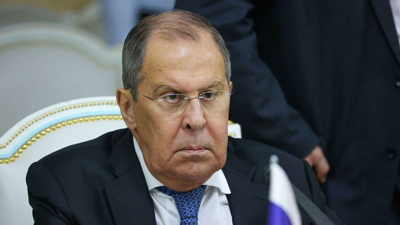 "P**ars b*tch&quot ;: Lavrov maldijo en la cumbre de los BRICS porque alguien le pisó el pie