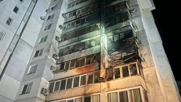 Shahed terminó en un edificio de gran altura en Chernomorsk: los apartamentos de tres pisos estaban en llamas