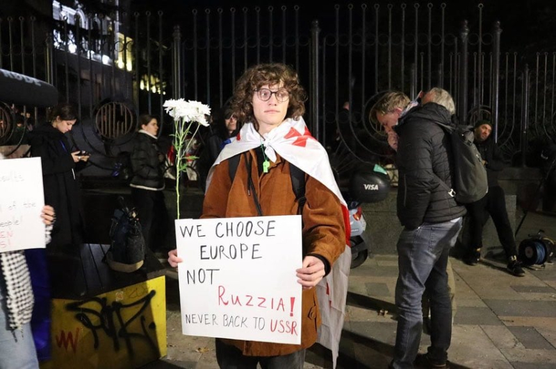 Elegimos Europa, no Rusia: en Tbilisi, los estudiantes protestaron frente al parlamento