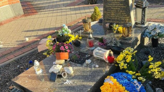 En el cementerio de Lychakiv, desconocidos dañaron las tumbas de los soldados ucranianos por la noche