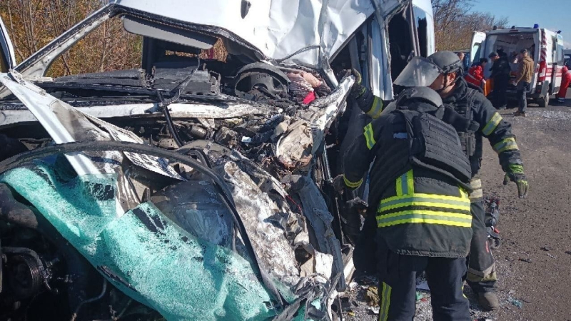 Un minibús sufrió un accidente cerca de Pokrovsk: el conductor murió, 10 pasajeros resultaron heridos