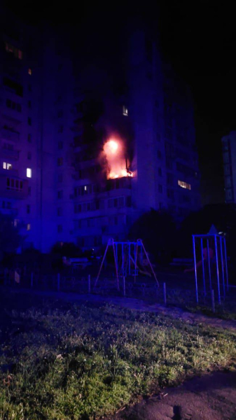 Shahed terminó en un edificio de gran altura en Chernomorsk: los apartamentos de tres pisos estaban en llamas