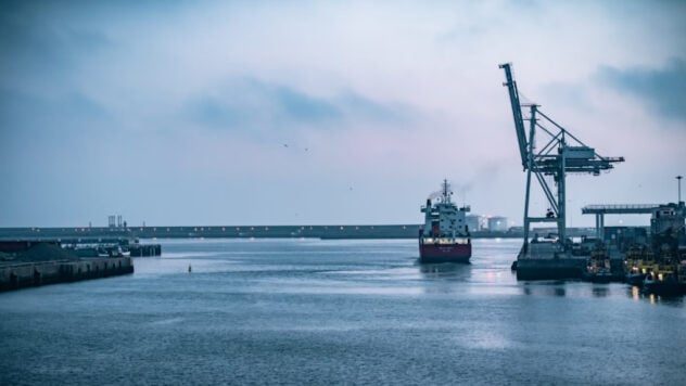 La flota rusa en la sombra deja derrames de petróleo en aguas mundiales; investigación